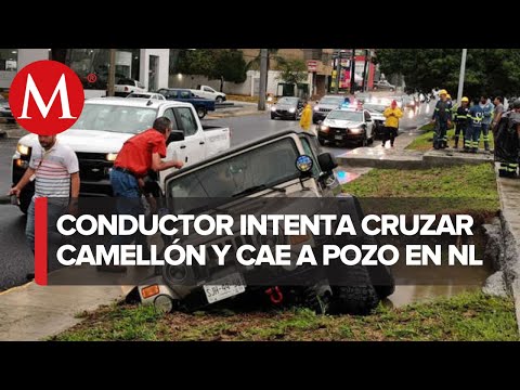 Conductor de Jeep transita por camellón tras inundación y cae a pozo en San Pedro