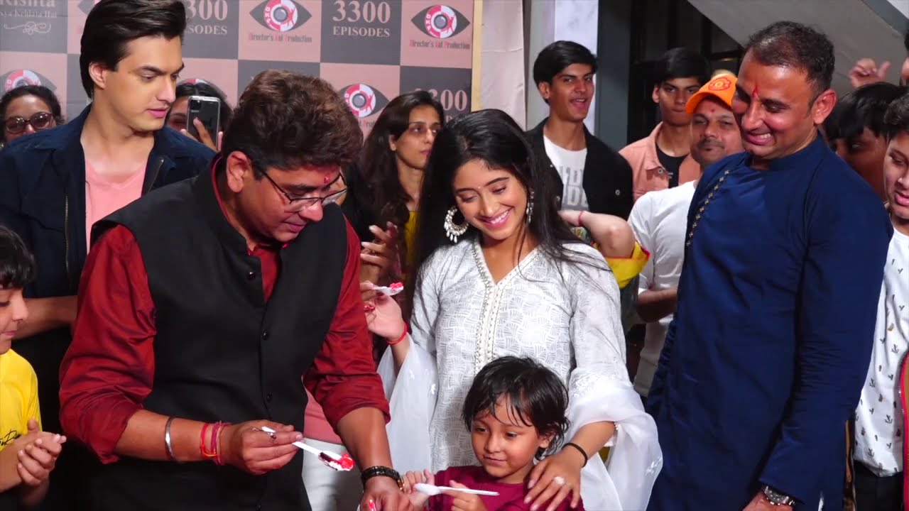 Shivangi Joshi & Mohsin Khan Enjoying 12yrs Of Yeh Rishta Kya Kehlata Hai || Cake Cutting