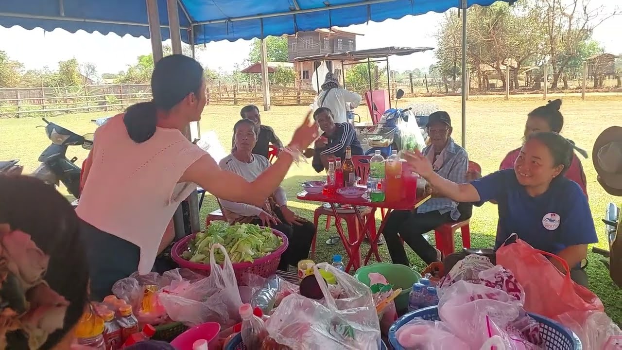 จ่ายเงินค่างัวยายขีแจกติบให้พนักงานล้างจานขอบคุณทุกคนที่มาช่วยงาน