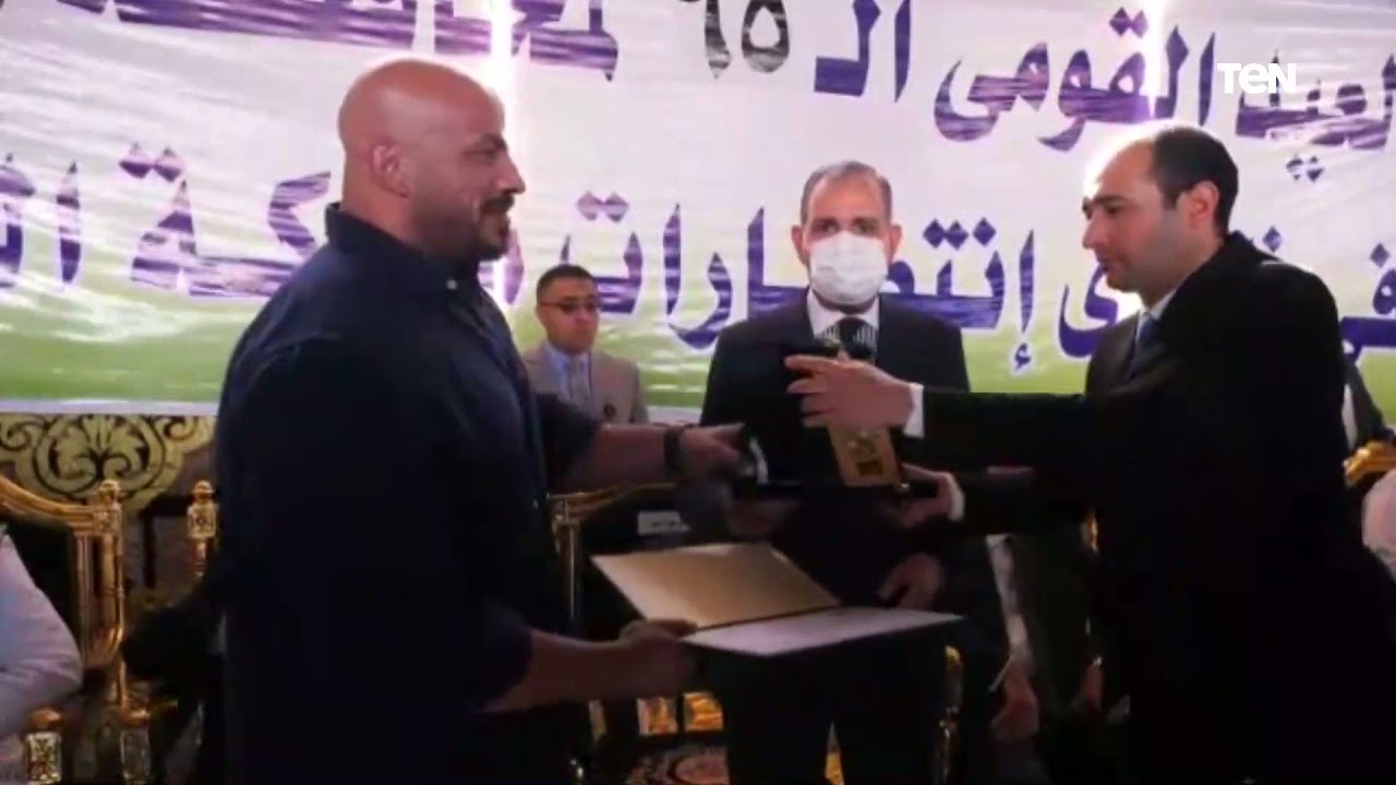 محافظ كفر الشيخ يكرم بيج رامي خلال احتفالات المحافظة بالعيد القومي