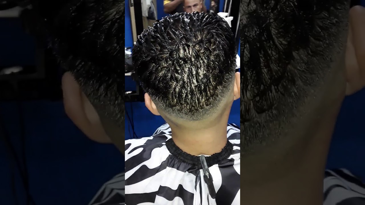 corte de cabelo masculino surfista arrepiado