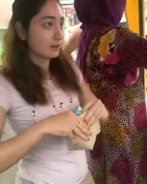 Cewek cantik jual pecel