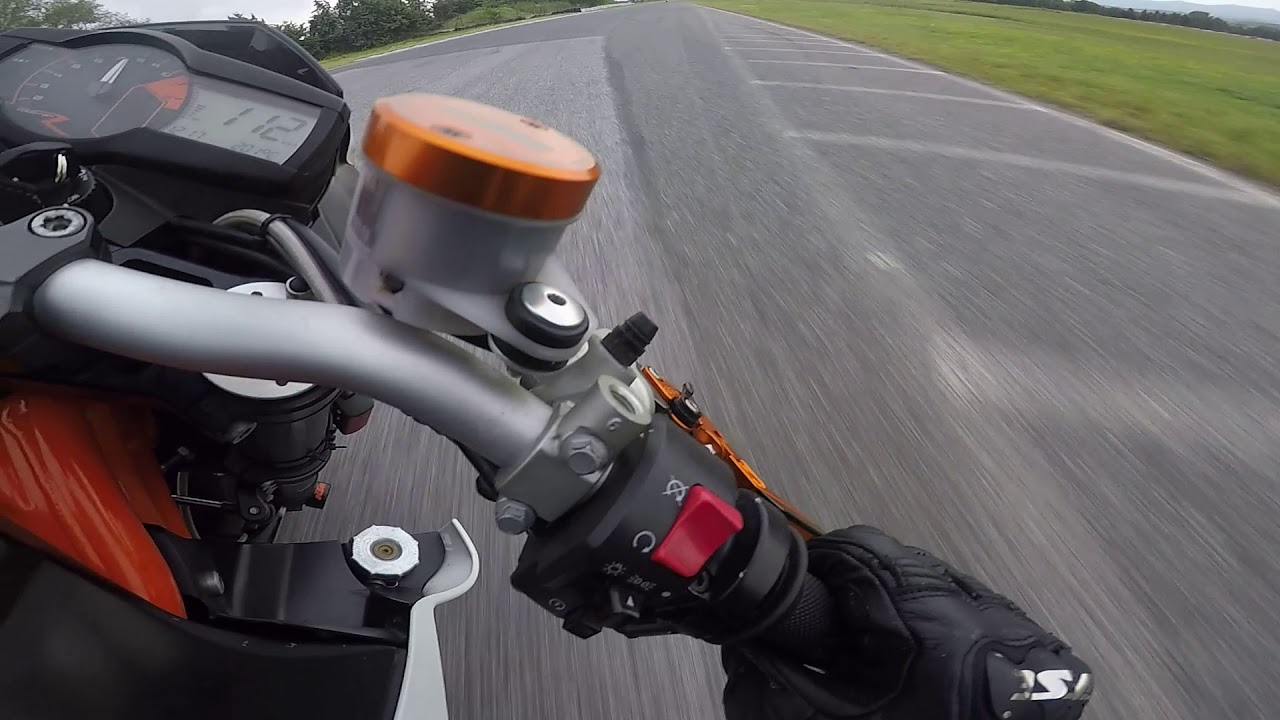 Super Duke 990 R on track