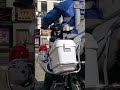 白バイが違反者を検挙の瞬間　バックアングル
