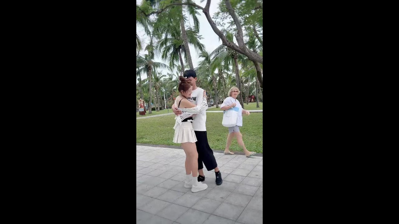 小然户外街头采访与帅哥的娱乐互动