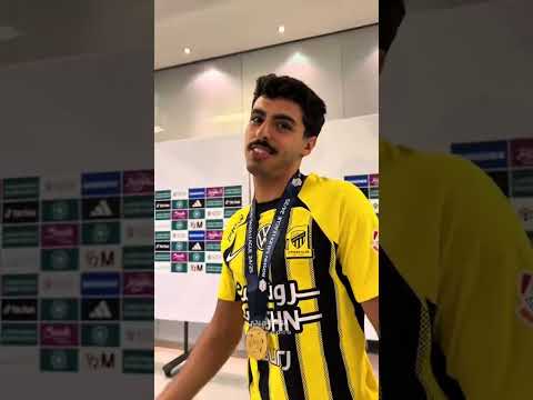 سعد الموسى يشوف شعار الاهلي على المصور