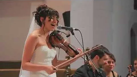 La marie chante  son propre mariage