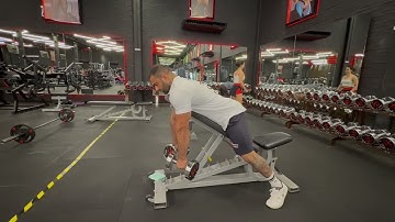 Remada curvada com halteres no banco inclinado