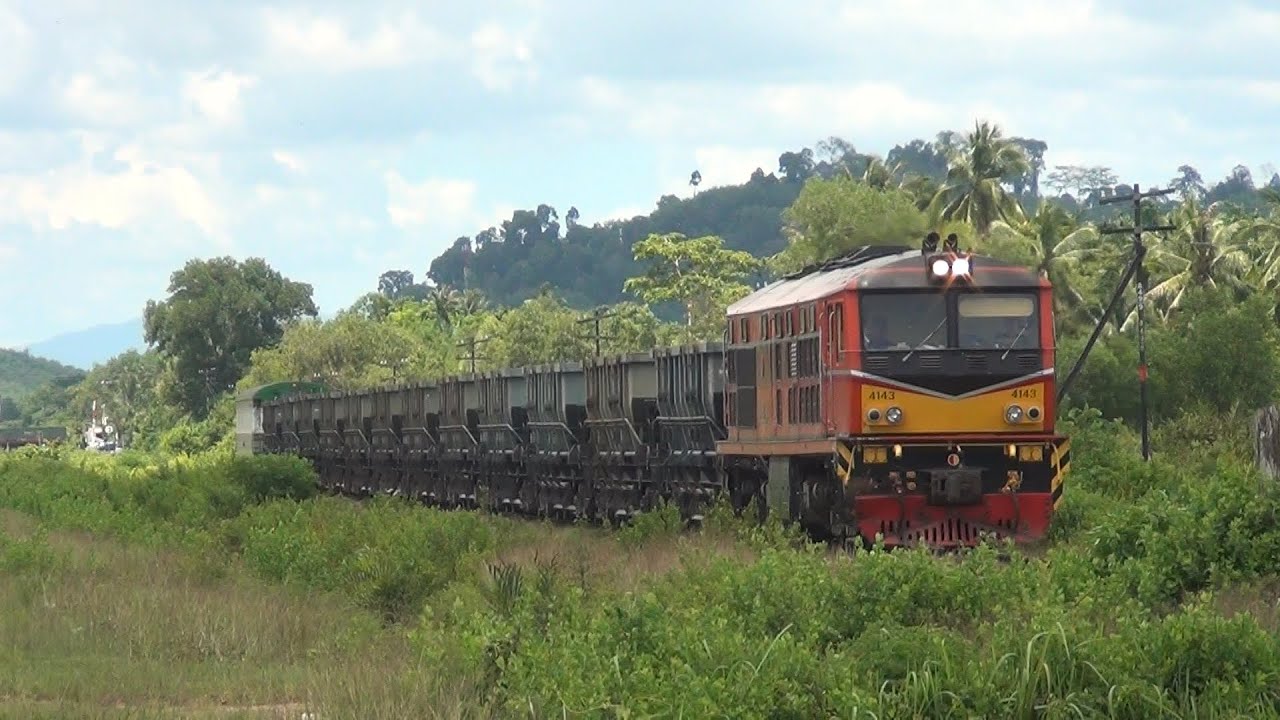 ขบวนรถพิเศษบรรทุกหินโรยทาง เข้าสู่สถานีรถไฟกันตัง พร้อมทำสับเปลี่ยนเพื่อกลับออกจากกันตัง
