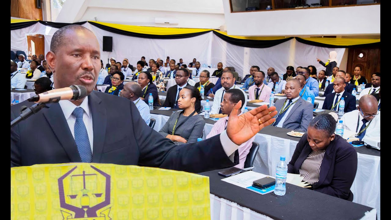 ZIARA YA KAMISHNA MKUU WA TRA YA KUZUNGUMZA NA WATUMISHI MIKOANI.