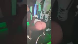 Mujer esplota la discoteca bailando 💥💥💥💣