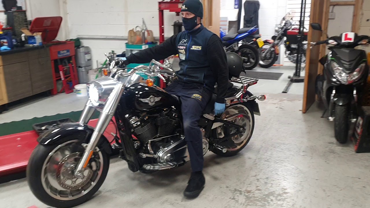 demonstrating how to use a rekluse clutch on a Harley Davidson spsmotorcycles