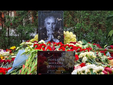 Video: Novodevichy-kirkegården i Moskva. Novodevichy Cemetery: Graves of Celebrities