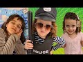 ELISA FINGE BRINCAR DE SER POLICIAL 2 🚓 KIDS PRETEND PLAY WITH POLICE COSTUME