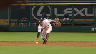 TEX@HOU: Altuve's barehanded play confirmed in 5th