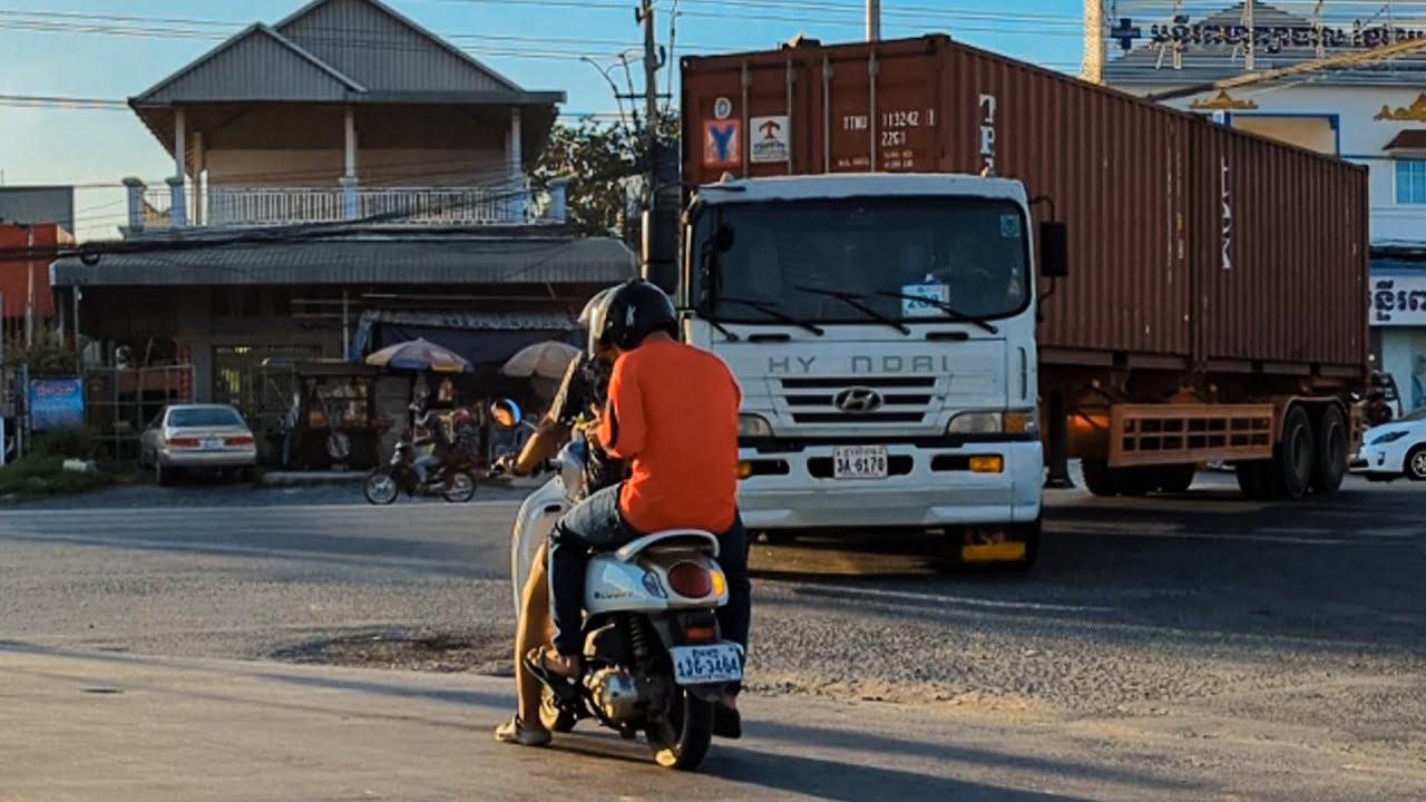 Extremely Dangerous Curved Road – Small Cars & Motorbikes vs Heavy Trucks