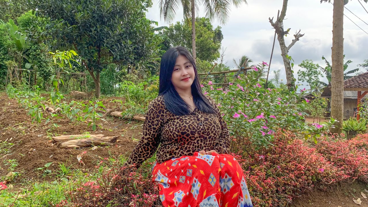 Hidup Di Desa, Nemenin Neng Putri Cantik Bercocok Tanam Di Kebun Belakang Rumah