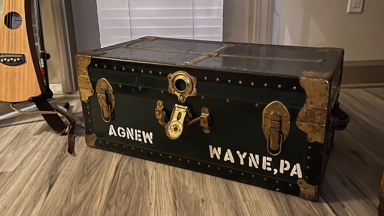 A 1950s trunk filled with vintage jeans is revealed! - YouTube