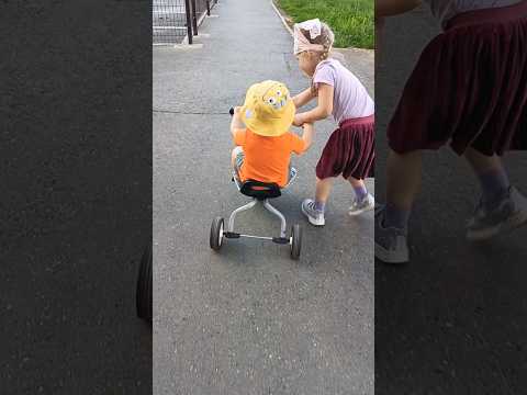 Миша болеет, весь день со мной. Аделина учит кататься 😁 1.9 #двойняшки #дети #шортс #1.9
