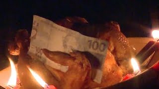 Galera vai mexer na macumba para pegar dinheiro e se dá mal