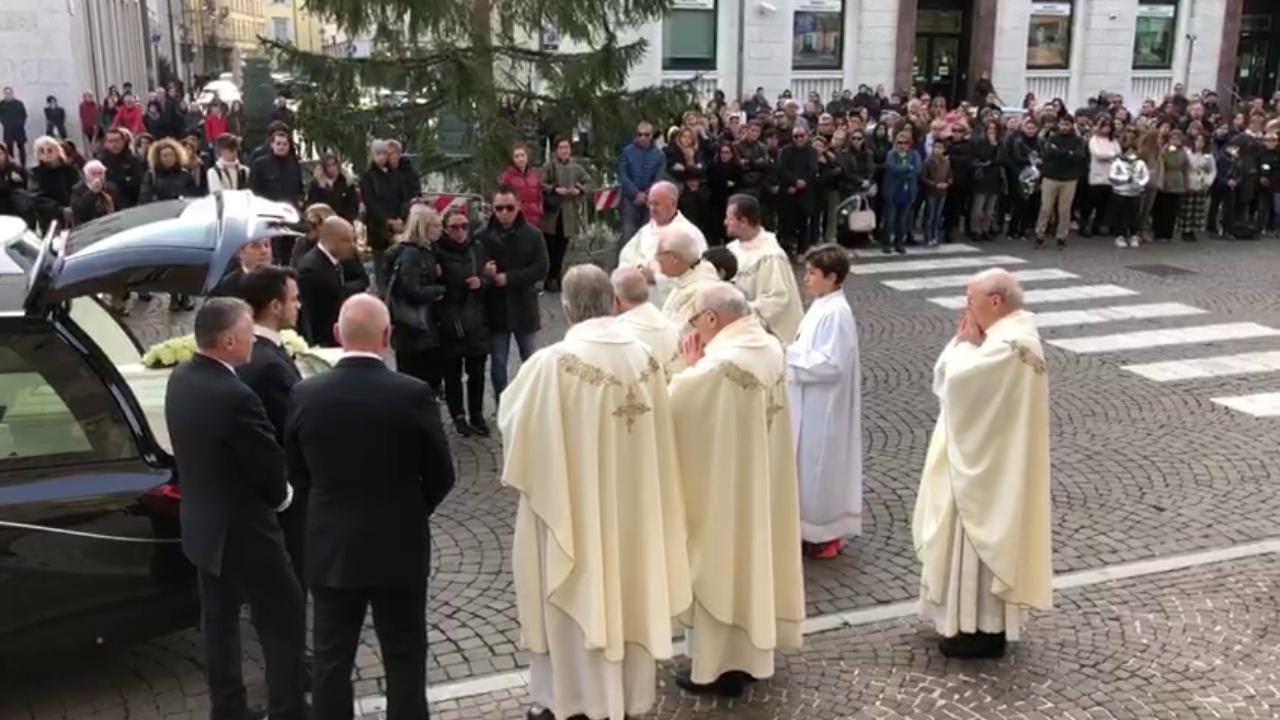 I funerali della piccola Penelope in Duomo a Udine