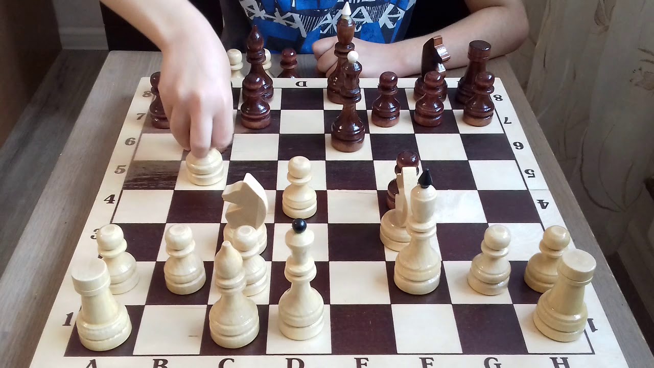 Королевский гамбит черными. Шахматы дебют ферзевой пешки. Королевский гамбит в шахматах за белых. Шахматы партия Королевский гамбит. Королевский гамбит дебют.