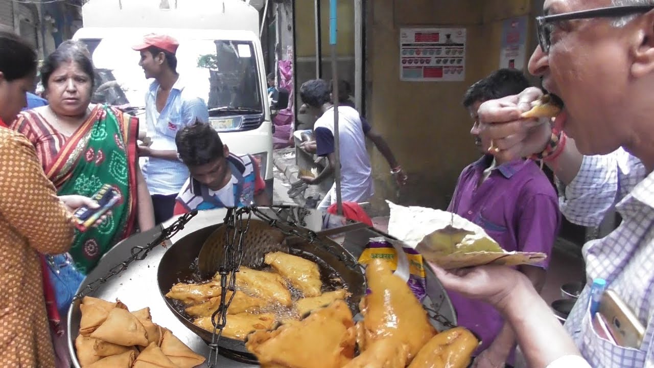 Big Size Garam Singara (Samosa) 7 Rs & Sandwich 8 Rs Per Piece | Bora Bazar Kolkata Street Food | Indian Food Loves You