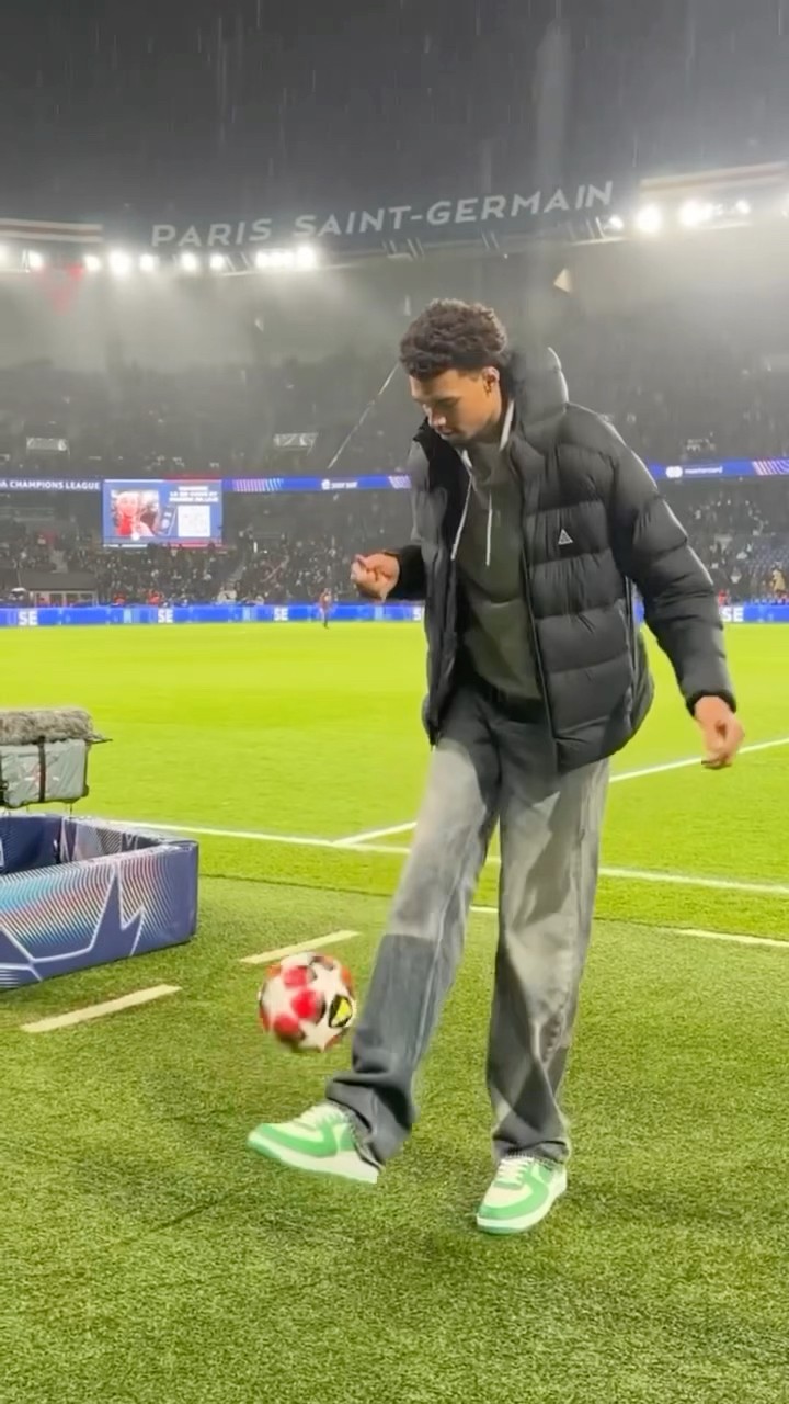 Wemby showing off on the pitch at PSG- Man City match in Paris! (via @Championsleagueuefak2