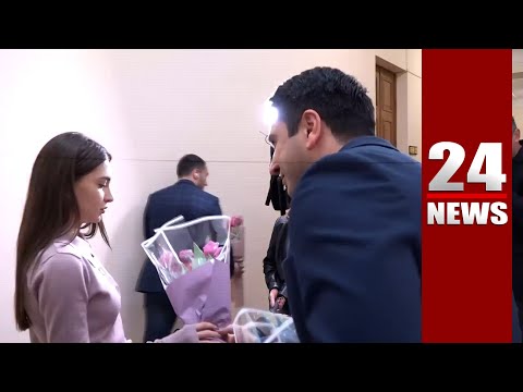 Ալեն Սիմոնյանը Մայրության եւ գեղեցկության տոնի առթիվ շրջել է Ազգային ժողովում և ծաղիկներ նվիրել