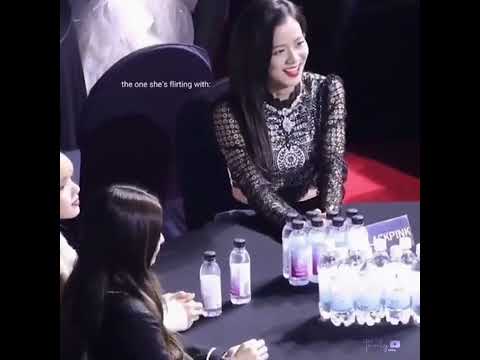 nayeon flirting with jisoo in an award show 🤣 #nayeon #jisoo #flirting #funny #trending #fypシ #trend