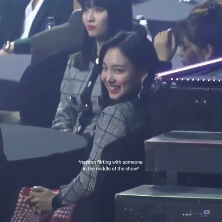 nayeon flirting with jisoo in an award show 🤣 #nayeon #jisoo #flirting #funny #trending #fypシ #trend