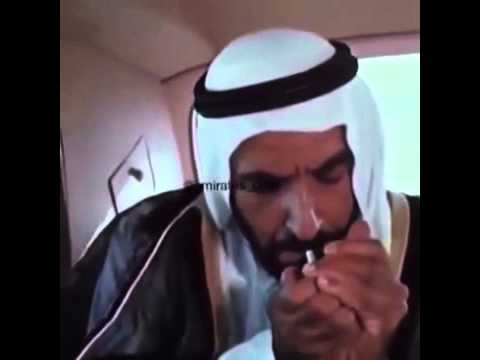 الشيخ زايد بن سلطان يدخن