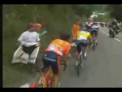 Tour de France 2003 - Armstrong attacks Ullrich after Fall.mp4