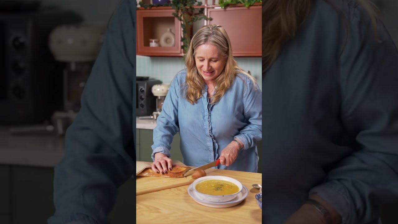 מתכון חורפי למרק אפונה קלאסי, קרמי וקל להכנה של מיכי