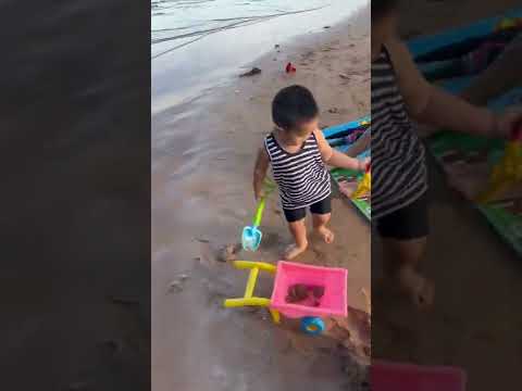 ลูกชิ้นเล่นน้ำทะเลที่หาดคุ้งวิมานจันทบุรี