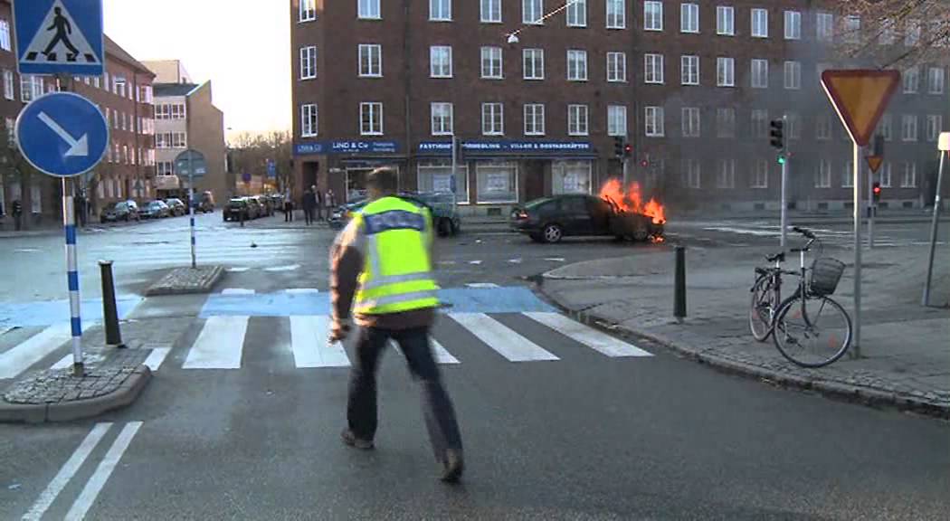 Bilen fattade eld efter en krock