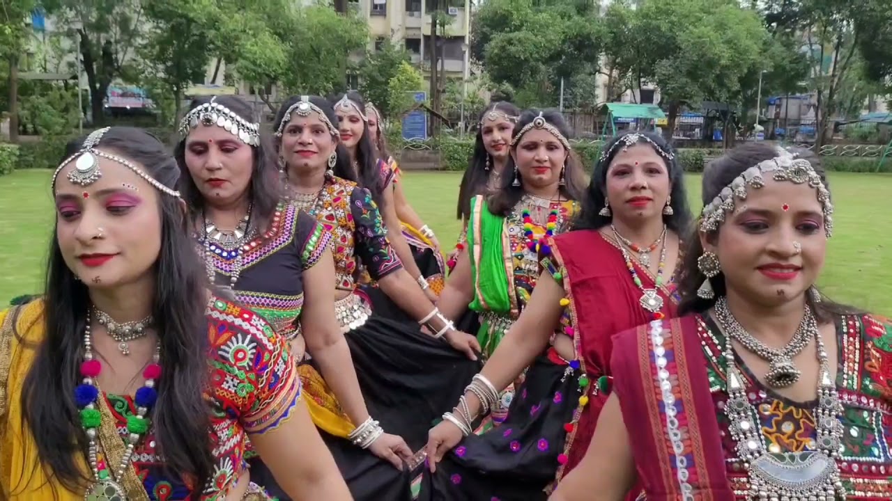 Ramti Aave Madi Ramti Aave  Dakla  Gujrati Garba  Group Performance  Navratri 2021