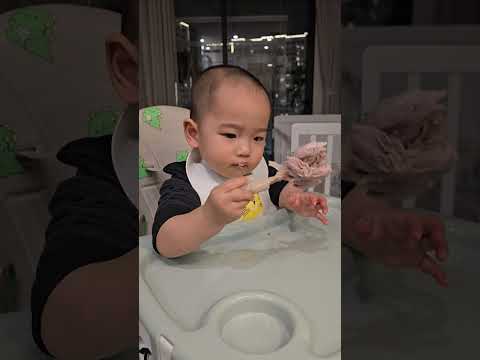 Pi gặm đùi gà