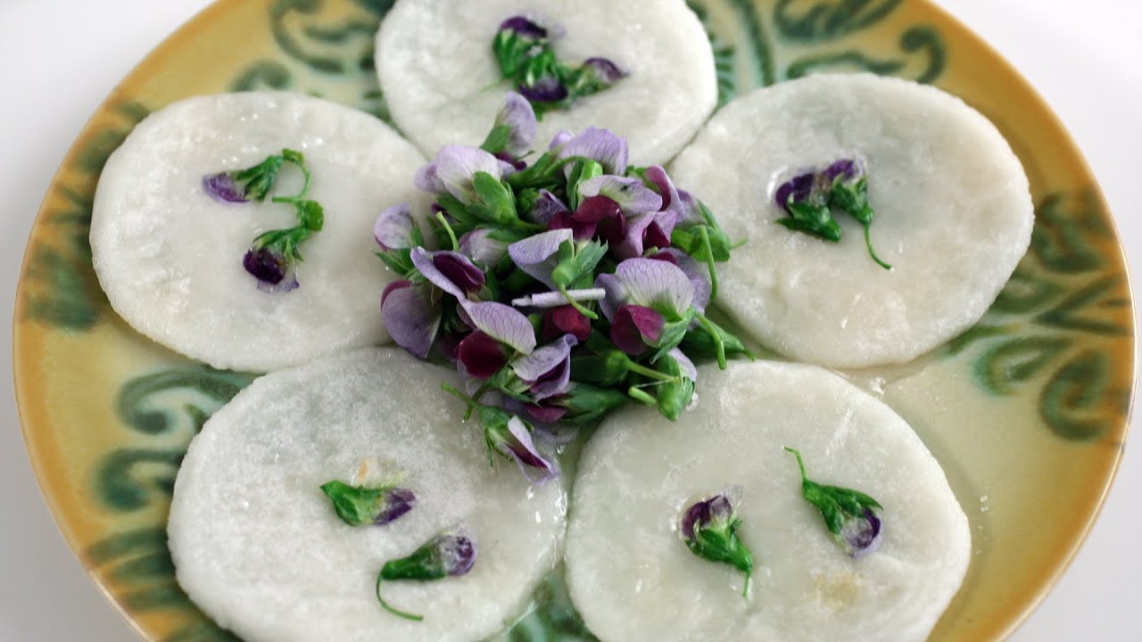 Sweet rice cakes with edible flowers (Hwajeon: )