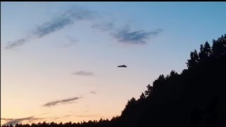 Ovni triangular gravado no topo de uma montanha 