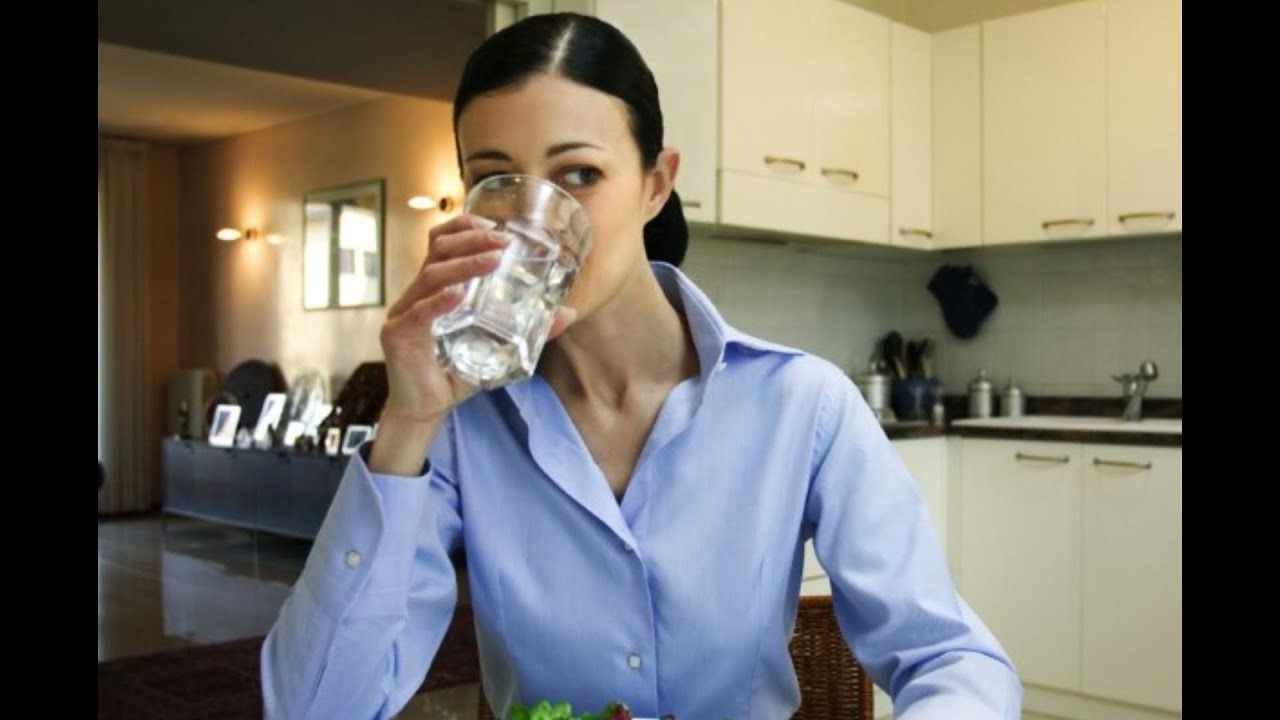 Стакан воды перед едой. Девушка пьет воду перед едой. Пьет воду за обедом. Фото воду пей перед едой. Женщина жадно пьёт воду.