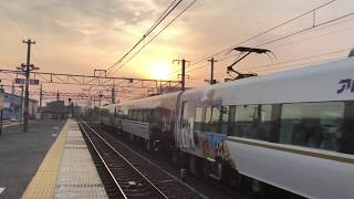 夕日を浴びながら通過するパンダくろしお287系
