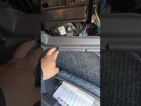 تغيير فلتر المكيف في سيارات تويوتا هونداي كيا 