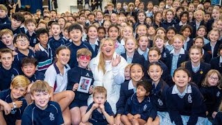 "TONES AND I" MAKES SURPRISE VISIT TO STUDENTS OF "TINTERN GRAMMAR" SCHOOL IN AUSTRALIA