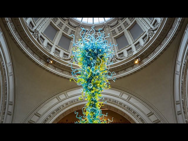 Glass chandelier in the lobby of the V & A Museum