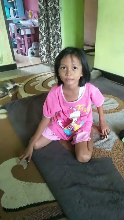 Sepulang sekolah, Mbak Kina menjelaskan pelajarannya sama ayah 😇😇😊