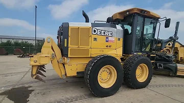 Kolik váží motorový grader John Deere 770?