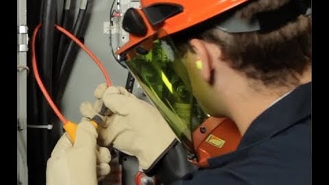 Using the Fluke iFlex Flexible Current Probe in Tight Areas