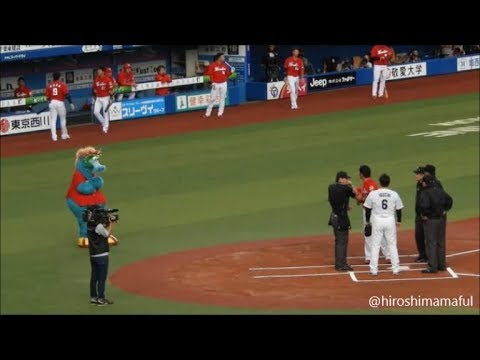【スラィリーも説明を聞いてる？】2018.06.01 千葉ロッテ・井口資仁監督 広島・緒方孝市監督 メンバー表交換