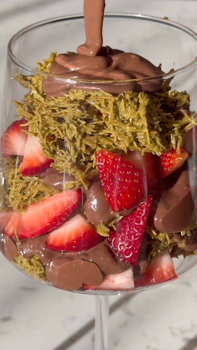 Dubai chocolate strawberry cup🍓🍫💚 #dubaichocolate #chocolate #asmr #dessert #food #easyrecipe